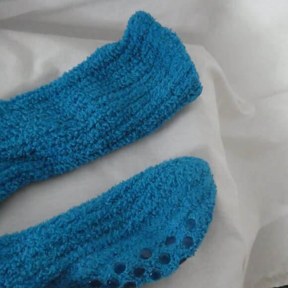 Comfy and Warm Fuzzy Ribbed Blue Socks With Anti Slip Bottoms | Size 9 - Picture 6 of 11
